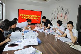 名记：老鹰在穆雷交易谈判中觊觎里夫斯 但遭到了湖人拒绝